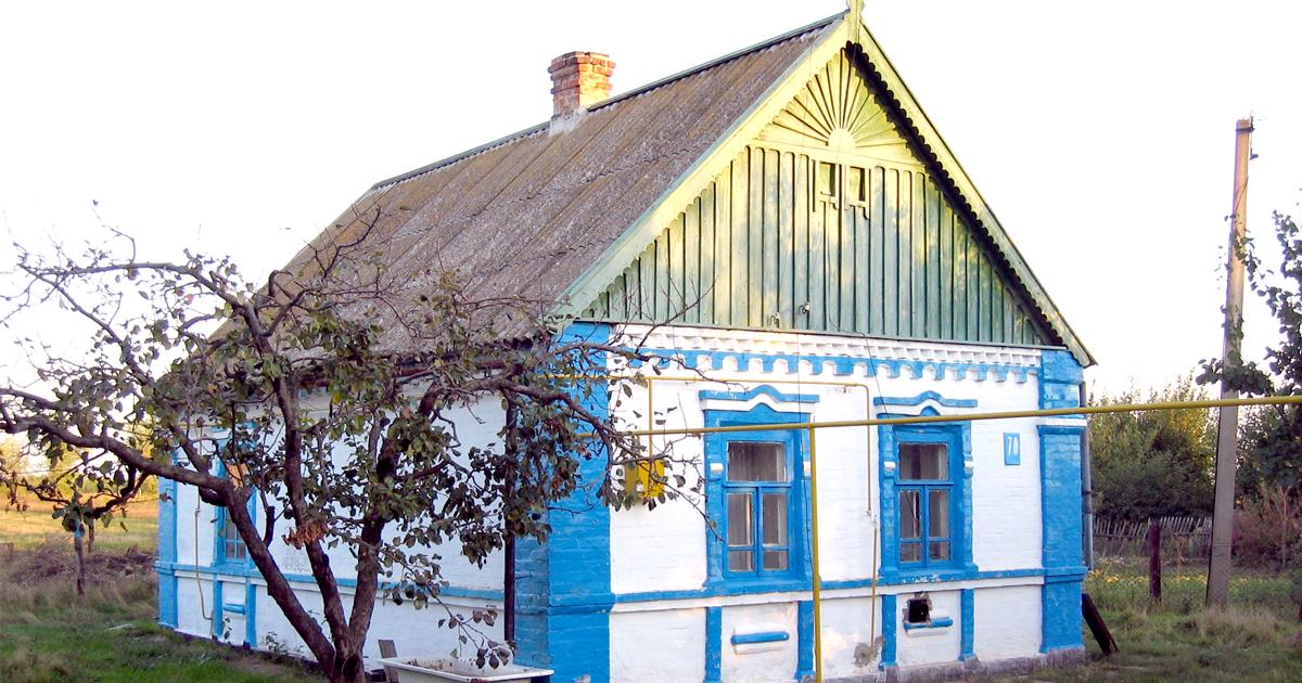 Ein Haus mit weißer Wand und hellblauen Umrandungen in der Ukraine. ©Johann-Peter Wiebe