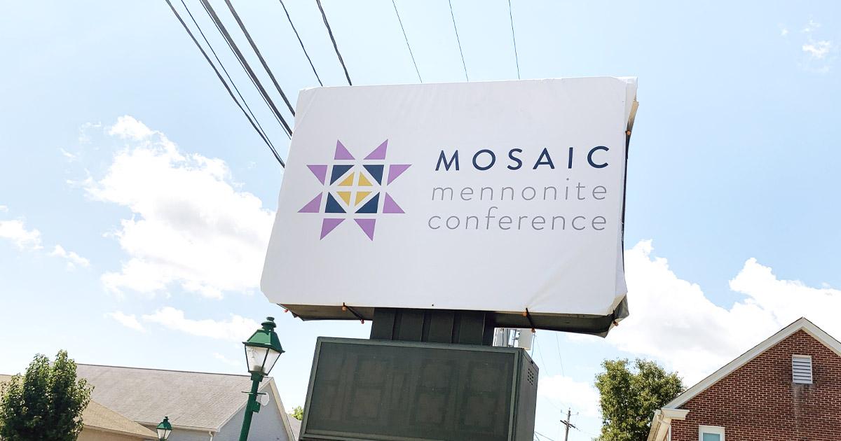 Schild an einer Straße weist auf die Mosaic Mennonite Conference hin. © mosaic mennonite conference.