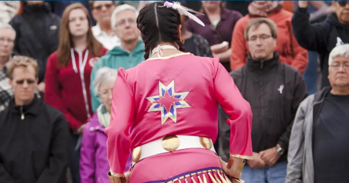 Ein Indigener führt vor Zuschauern traditionelle Tänze auf. © MCC Ontario.